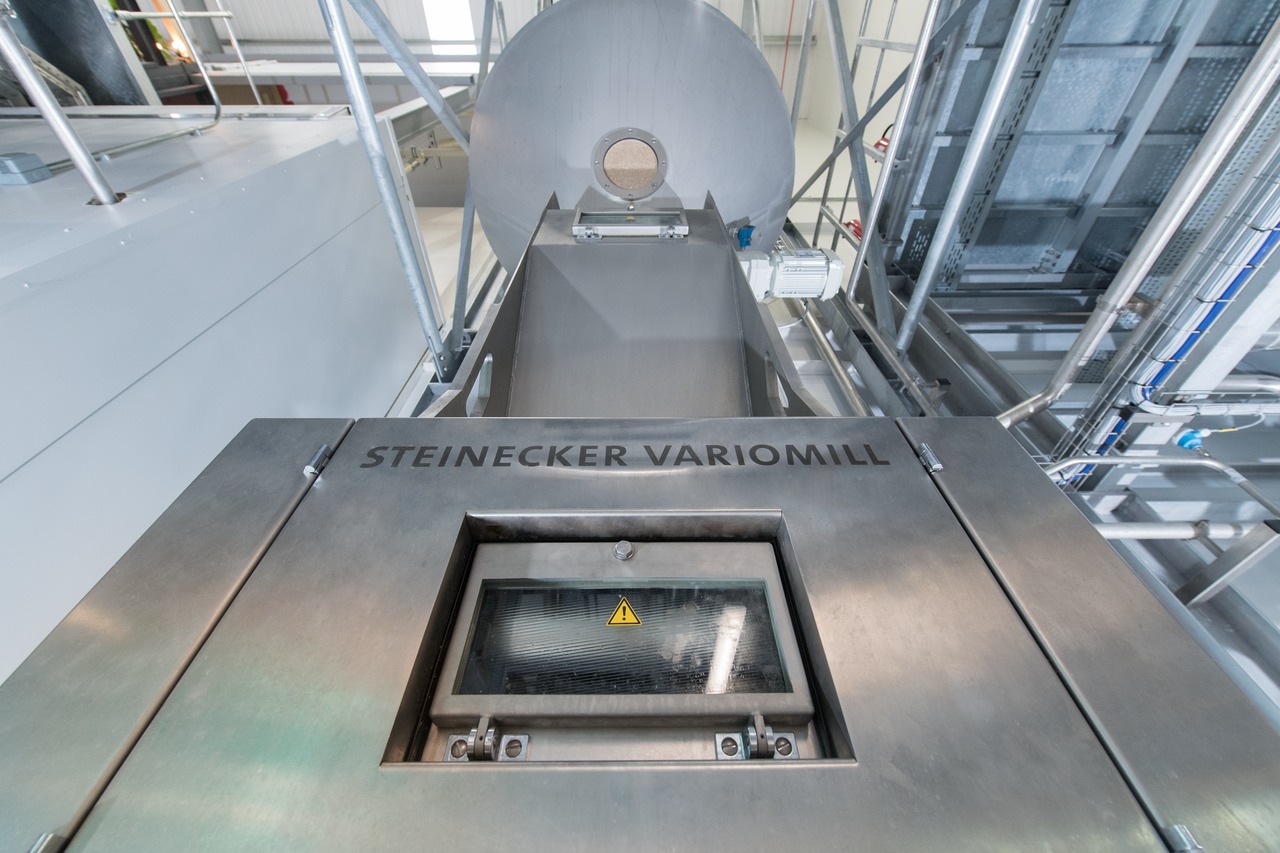 Camden Town Brewery le apuesta no solo a la tecnología sino también a las materias primas alemanas para la mayoría de sus cervezas: el molino Variomill de Steinecker procesa casi exclusivamente malta de la maltería Bamberger Mälzerei.
